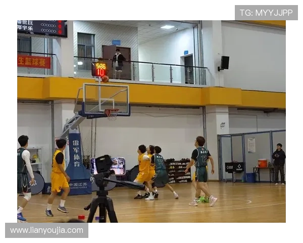 全力以赴迎接挑战 全国高校篮球赛激烈开赛 球员拼搏 展现青春风采